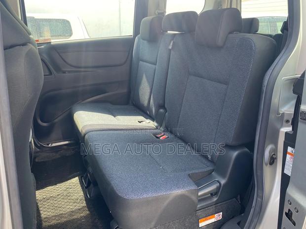 Toyota Sienta 2018 Silver
