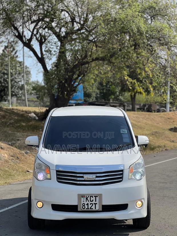 Toyota Noah 2.0 158hp FWD (8 Seater) 2013 Pearl