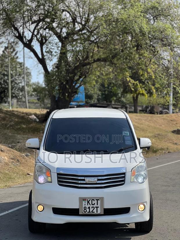 Toyota Noah 2012 White