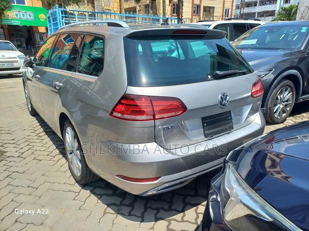 Volkswagen Golf Variant 2019 Gold