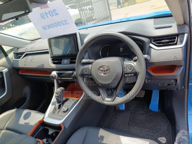 Toyota RAV4 2019 Blue