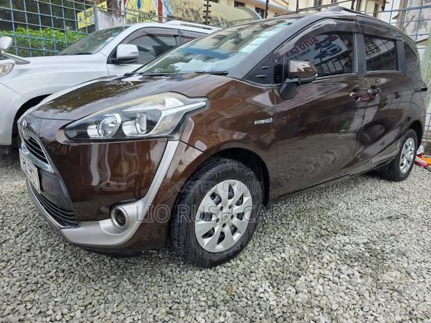 Toyota Sienta 2015 Brown