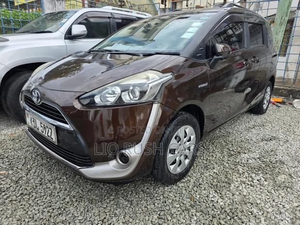 Toyota Sienta 2015 Brown