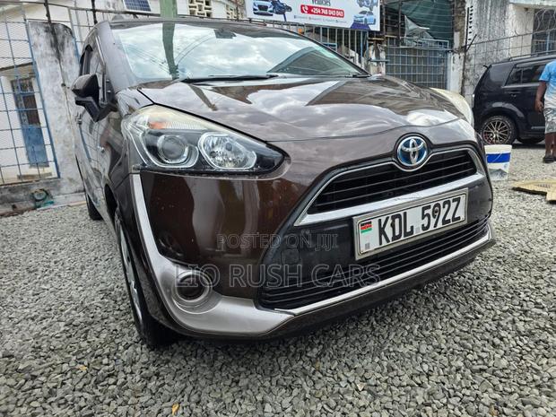 Toyota Sienta 2015 Brown