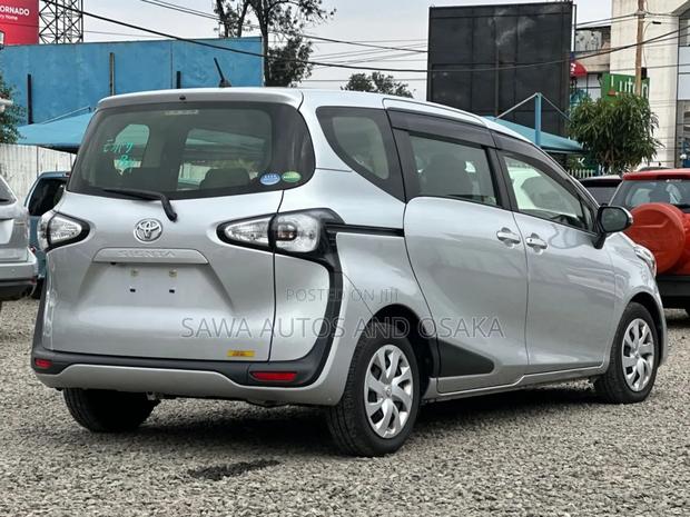 Toyota Sienta 2019 Silver