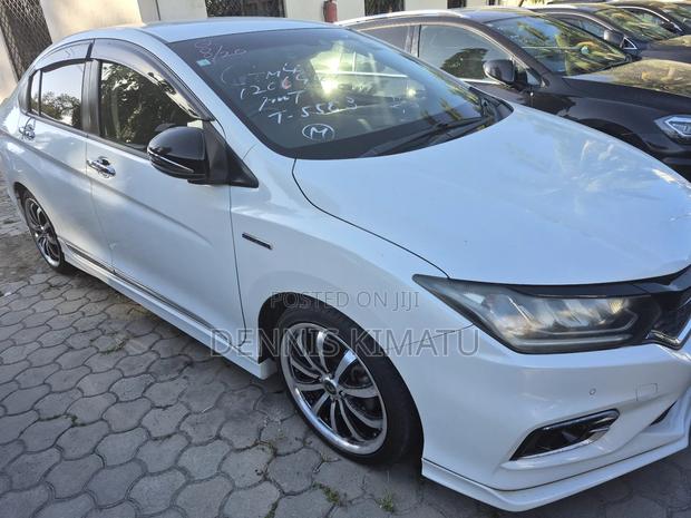 Honda Grace 2018 White
