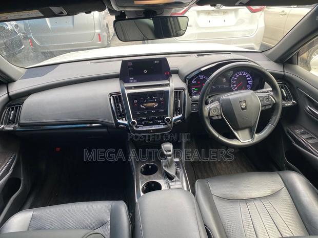 Toyota Crown 2018 Silver