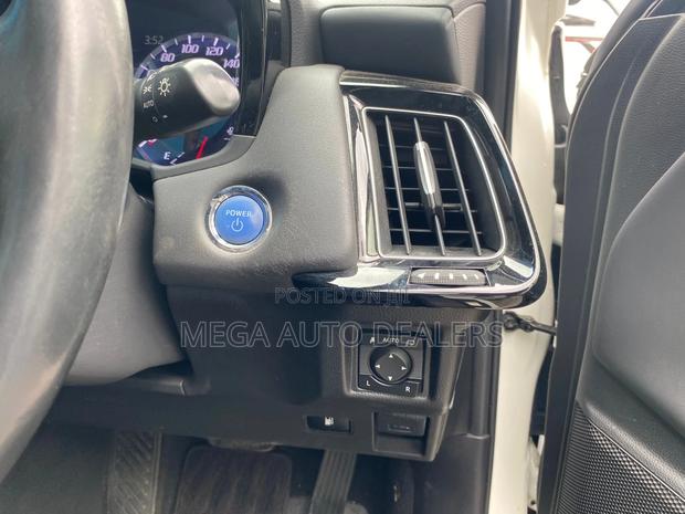 Toyota Crown 2018 Silver