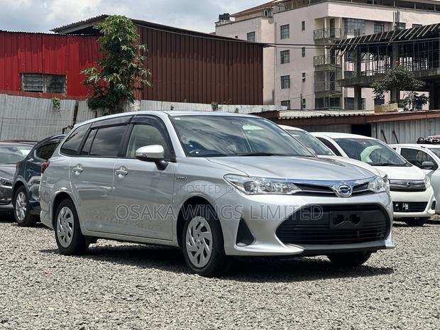 Toyota Corolla Fielder 1.5 Hybrid FWD 2018 Silver