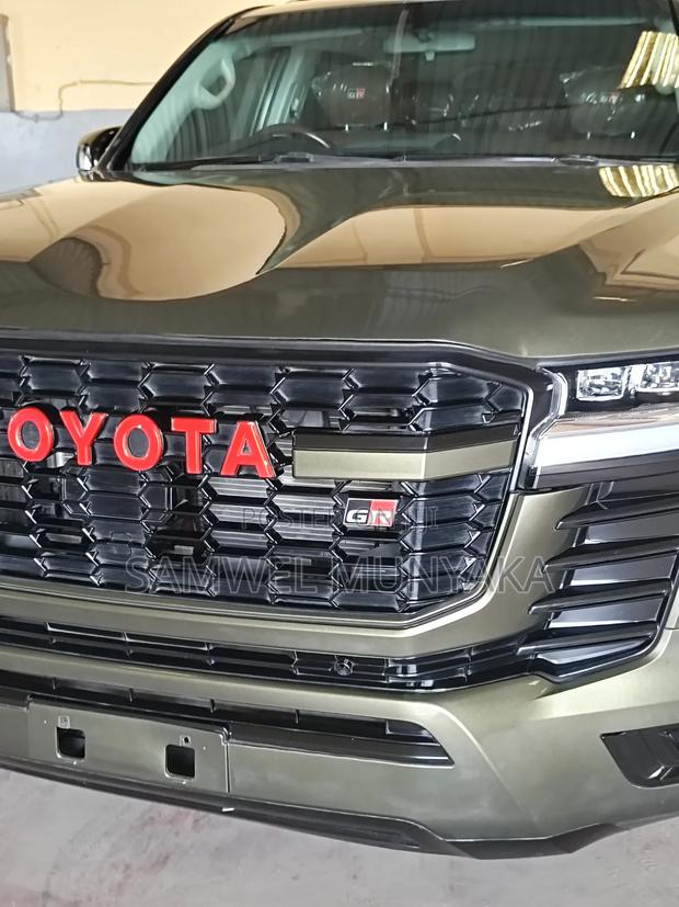 Toyota Land Cruiser LC300 2022 Green