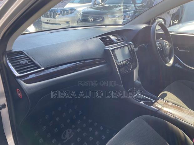 Toyota Premio 2018 Silver
