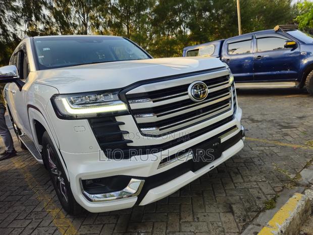 Toyota Land Cruiser 2022 White