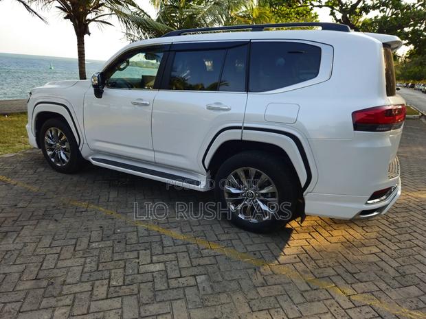 Toyota Land Cruiser 2022 White