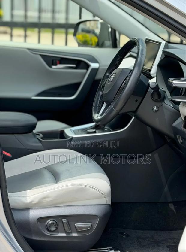 Toyota RAV4 Hybrid 2019 Silver