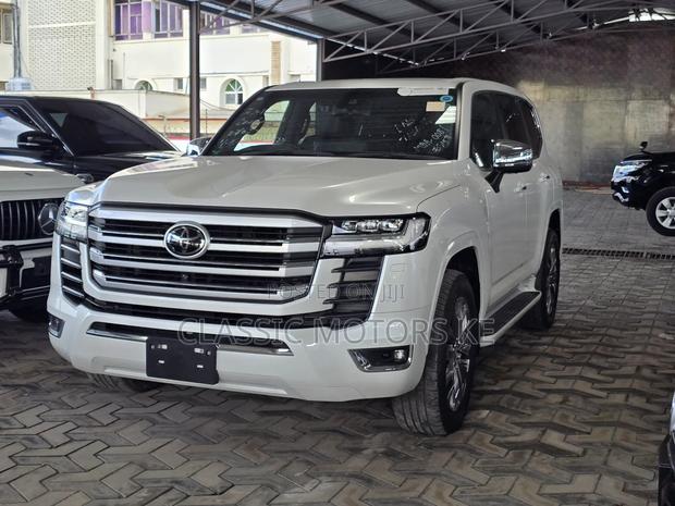 Toyota Land Cruiser LC300 2021 White