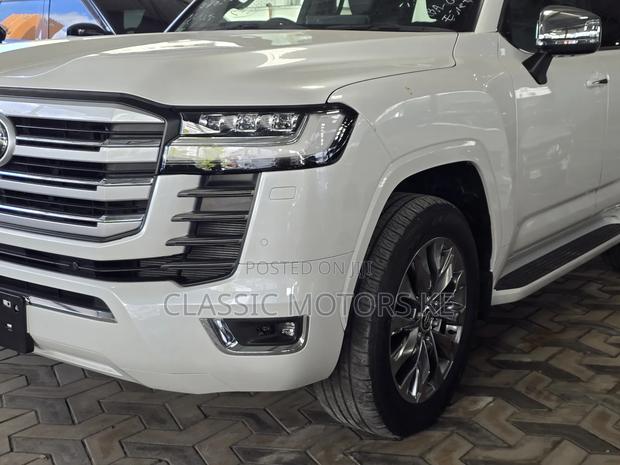 Toyota Land Cruiser LC300 2021 White