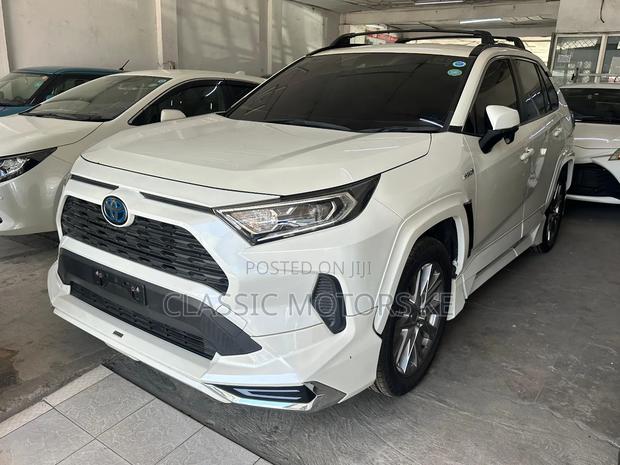 Toyota RAV4 XLE Premium AWD 2019 White