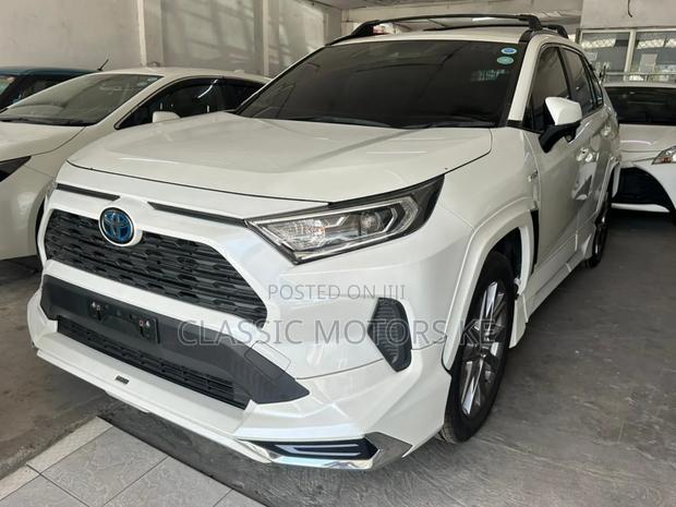 Toyota RAV4 XLE Premium AWD 2019 White