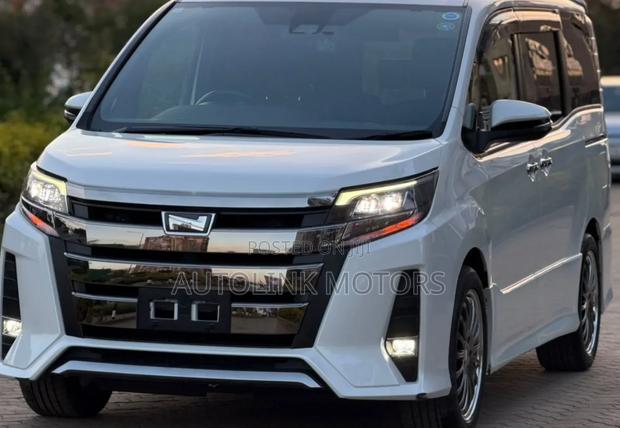 Toyota Noah 2.0 AWD (7 Seater) 2018 White