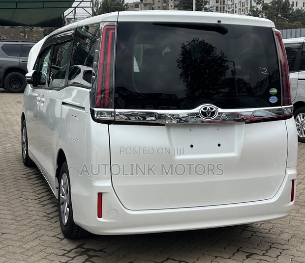 Toyota Noah 2.0 FWD (8 Seater) 2019 White
