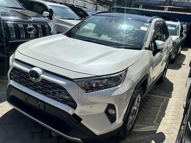 Toyota RAV4 LE AWD 2019 White