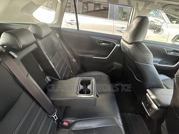 Toyota RAV4 LE AWD 2019 White