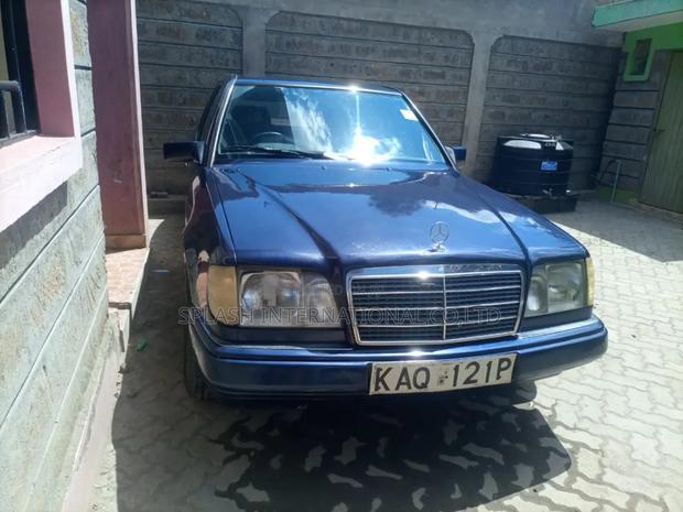 Mercedes-Benz E220 1997 Blue