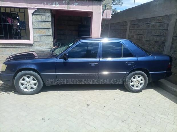 Mercedes-Benz E220 1997 Blue