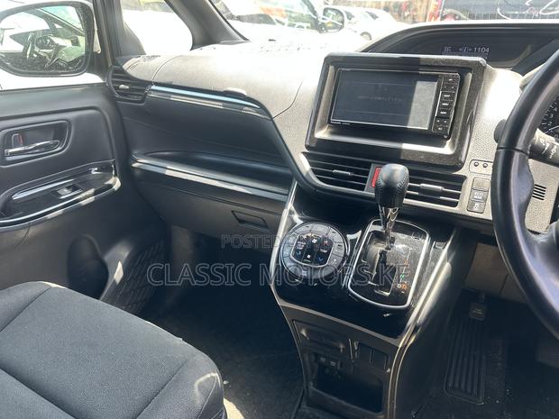 Toyota Esquire 2.0 AWD (7 seater) 2019 Gray