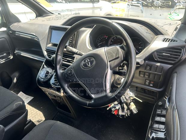 Toyota Esquire 2.0 AWD (7 seater) 2019 Gray