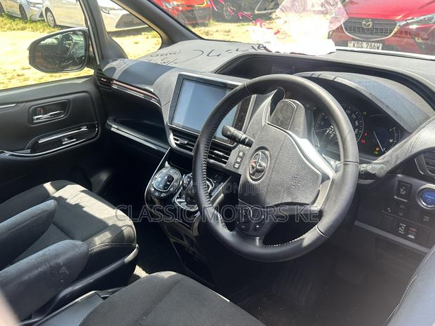 Toyota Esquire 2.0 AWD (8 seater) 2020 White
