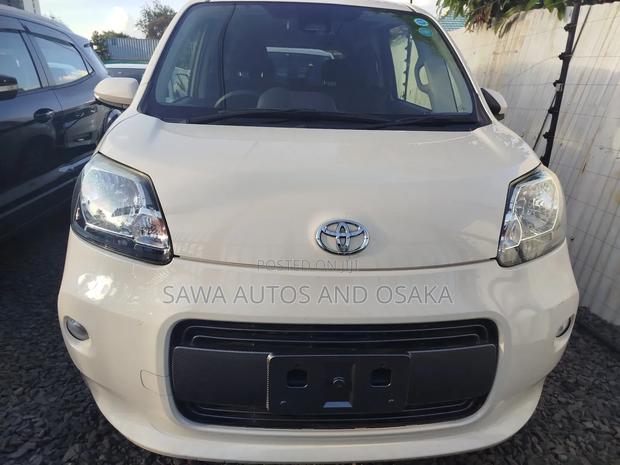Toyota Porte 2018 White