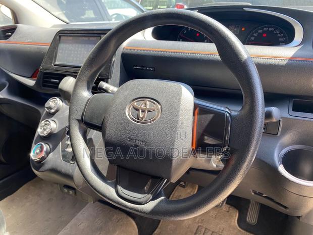 Toyota Sienta 2019