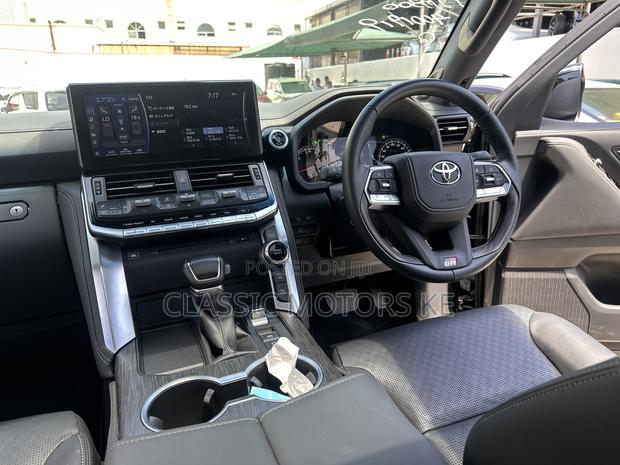 Toyota Land Cruiser LC300 2023 Black