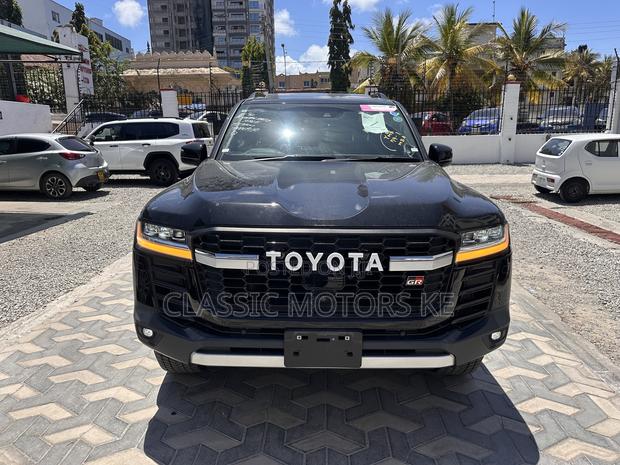 Toyota Land Cruiser LC300 2023 Black