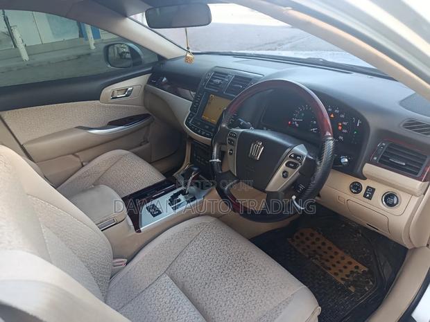 Toyota Crown 2012 Silver