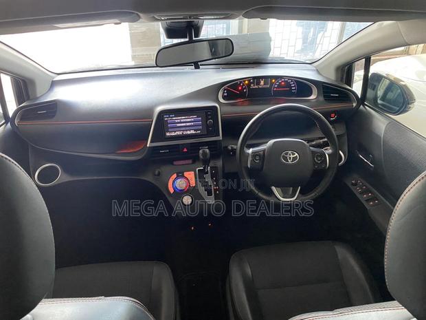 Toyota Sienta 2018