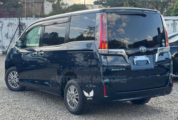 Toyota Esquire 2.0 FWD (8 seater) 2018 Black