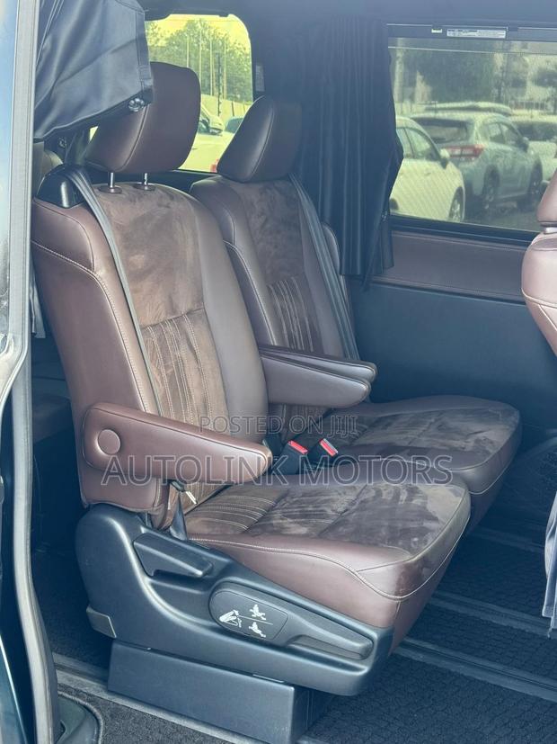Toyota Esquire 2.0 FWD (8 seater) 2018 Black