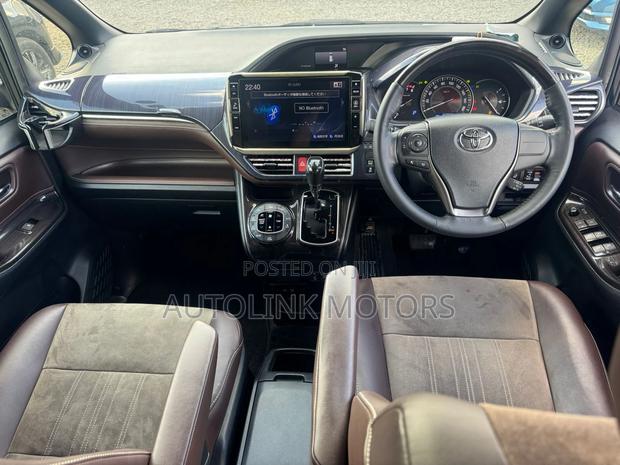 Toyota Esquire 2.0 FWD (8 seater) 2018 Black