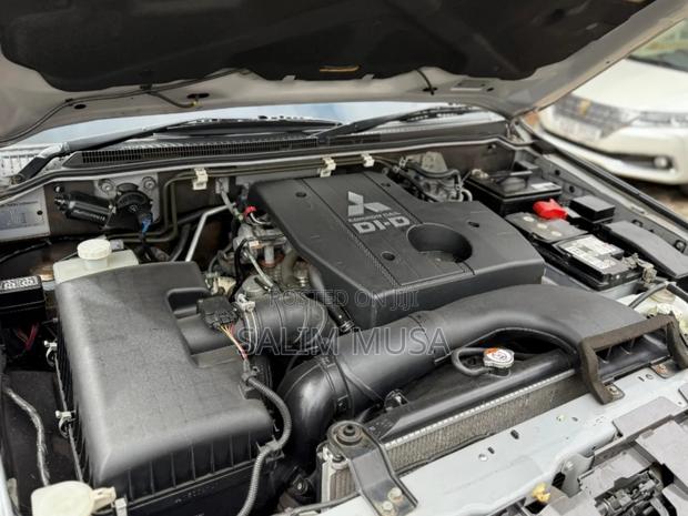 Mitsubishi Pajero 2017 Silver
