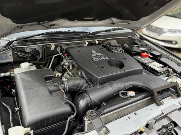 Mitsubishi Pajero 2017 Silver