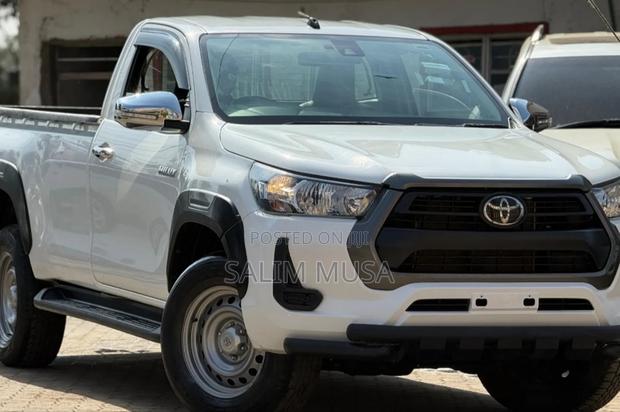 Toyota Hilux 2021 White