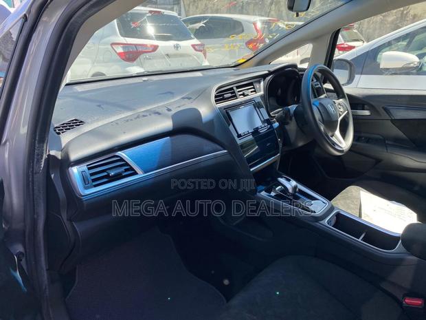 Honda Fit Shuttle 2018 Silver