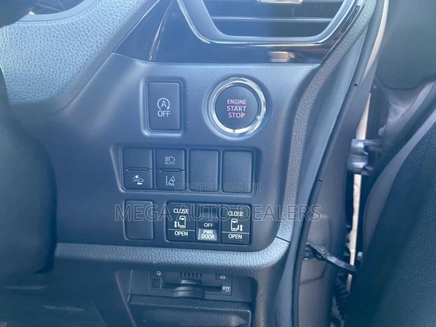Toyota Voxy 2018