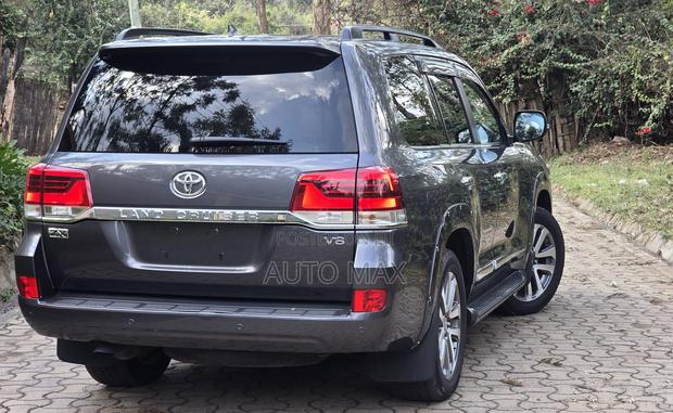 Toyota Land Cruiser 4.6 V8 ZX 2020 Gray