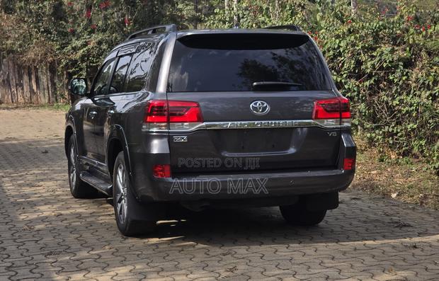 Toyota Land Cruiser 4.6 V8 ZX 2020 Gray