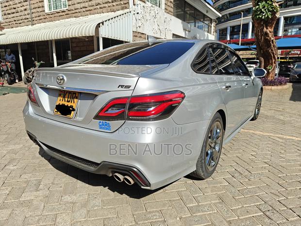 Toyota Crown 2018 Silver