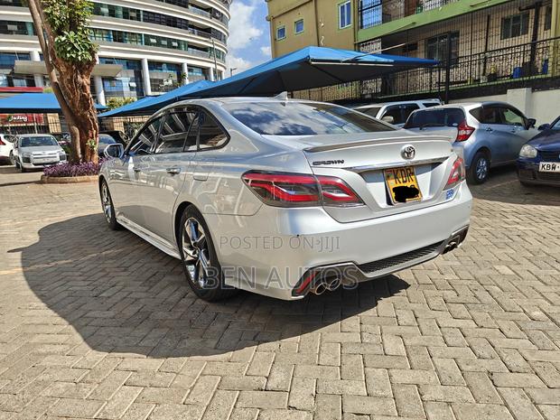 Toyota Crown 2018 Silver