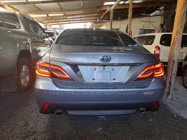Toyota Crown 2018 Silver